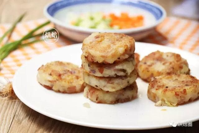 常常作為西餐配菜的土豆小餅無需麵粉好做好吃~