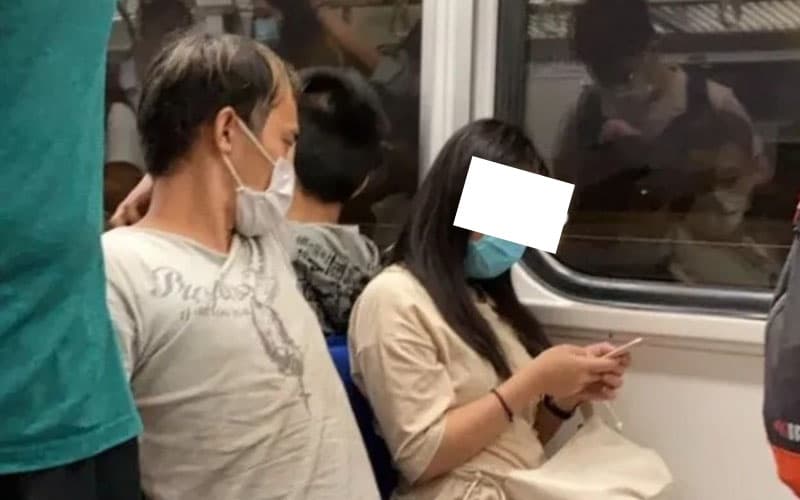 坐火車遇阿伯緊盯女乘客，她機警用手機幫助！網友感動：世界因妳而美好