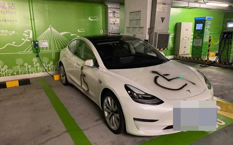 特斯拉被誤會亂停車位「怒在車身塗鴉」網友看到冒汗：這人應該要跑路了吧！