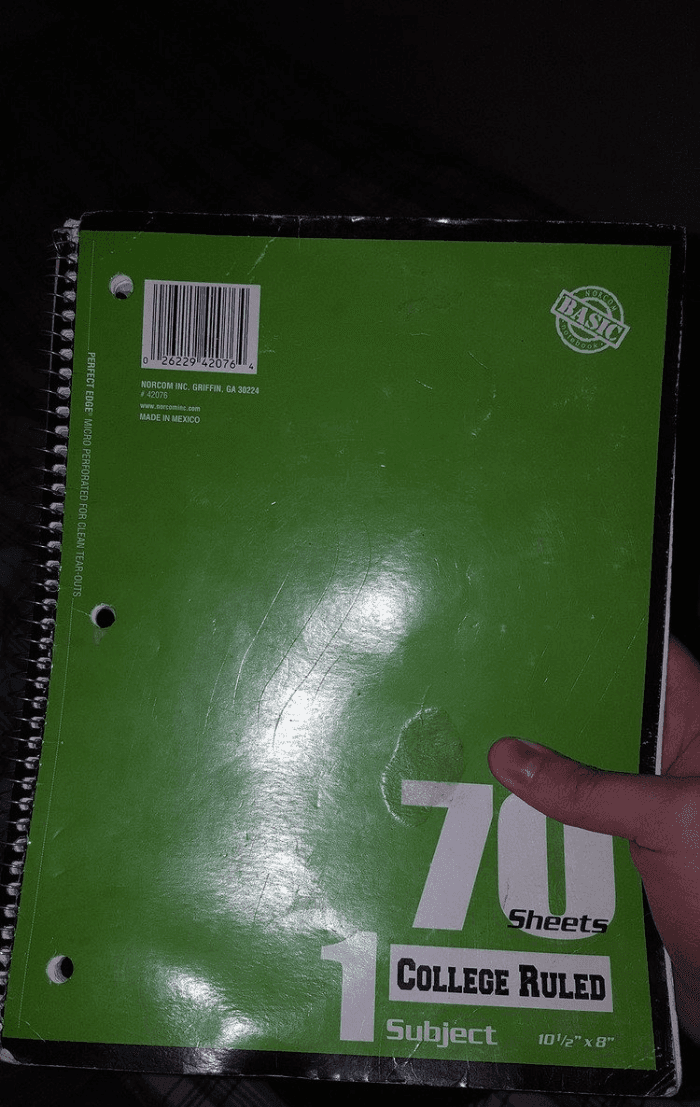 他在儲藏室翻到詭異筆記本，上面竟然記錄了自己的一切，嚇到趕快報警「原來家裡不只他一個人」