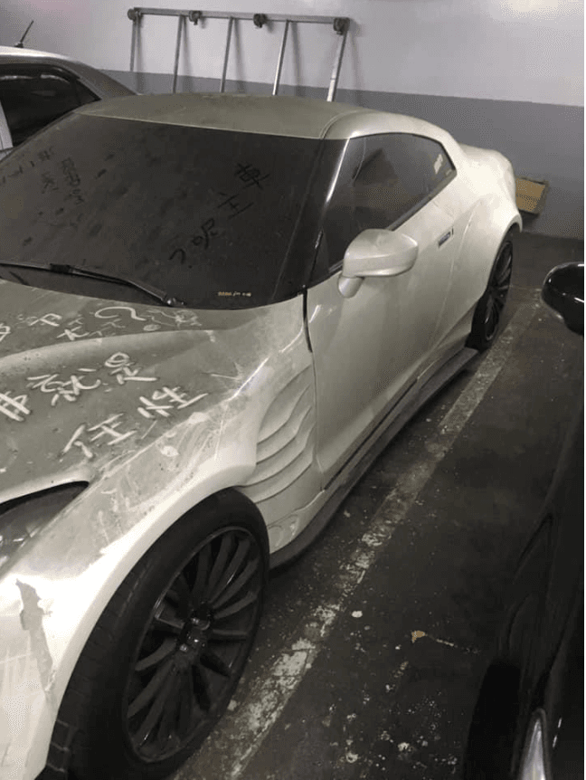 停車場內超級跑車積滿灰塵，網友傻眼分享卻意外釣出車主，喊冤：「不是故意的啦」