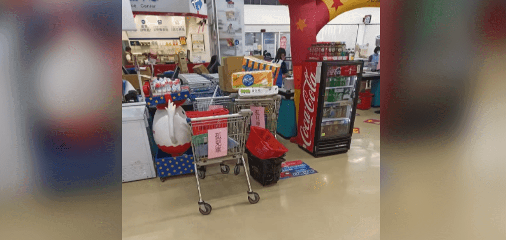 在商場驚見「孤兒車」，詢問店員後才知道，據說各大賣場都知道這個可怕現象！？