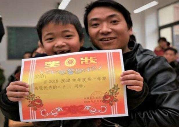 1張獎狀可換45元！學霸女兒搬出一摞「庫存」　爸爸逐一清點後「秒變哭臉」：私房錢已掏空 