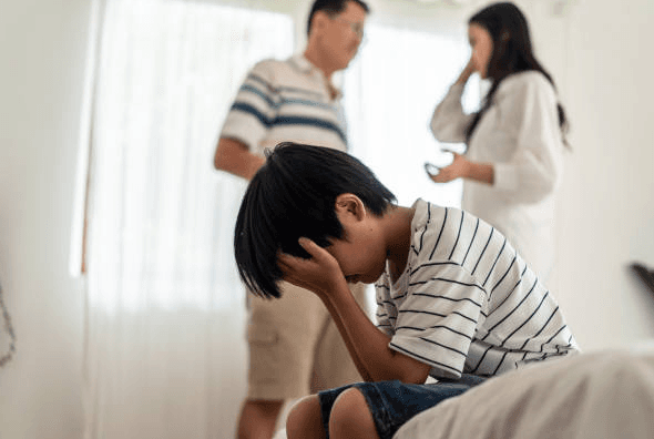 離婚後只顧新歡！他曝爸爸惡劣行徑「與弟弟含淚長大」　老父走投無路喊「不撫養就鬧上法庭」連家人都支持