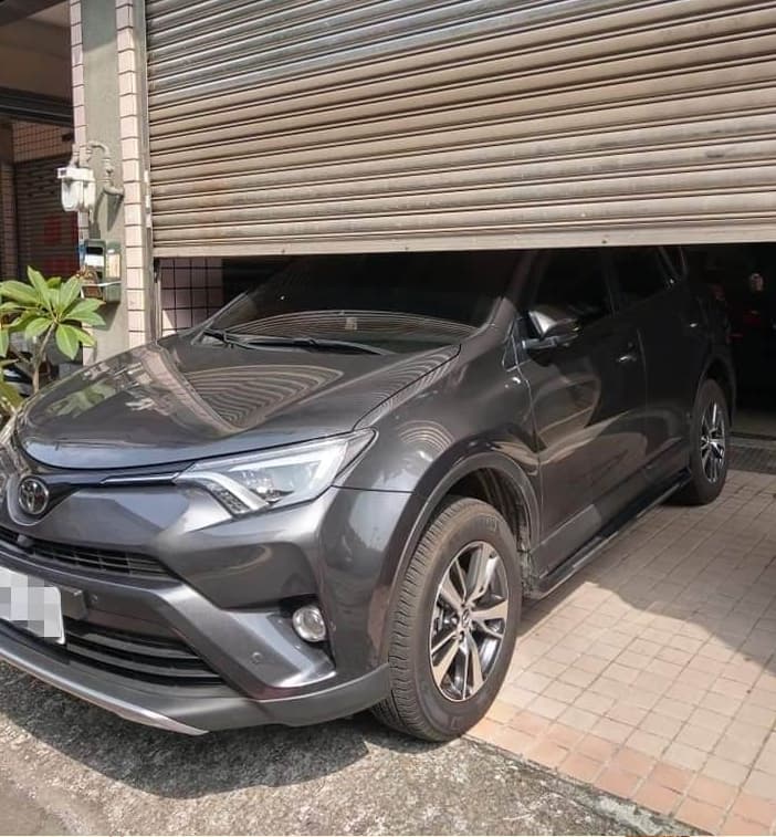 家⾨⼝被亂停車擋住,無法出門上班只好請假「氣到把鐵⾨拉下」等道歉,半天後⾞竟消失