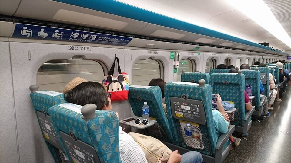 搭高鐵「隔壁坐帥哥」女網友拍照傳閨蜜 讓網友驚喊:帥到反射