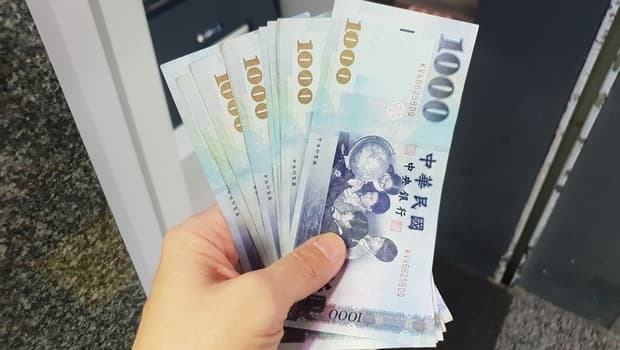 他省吃儉用每天吃粥配罐頭!「爸媽1句話」50萬存款歸零 感嘆:窮人小孩活著好難